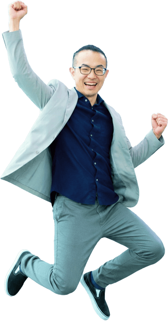 ジャケット姿の男性が笑顔でガッツポーズをし、ジャンプしている画像