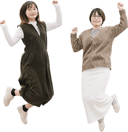 二人の女性スタッフがジャンプしている写真