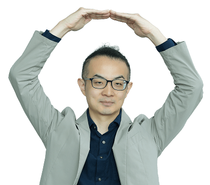 男性スタッフを腕で大きなマルを描いている写真