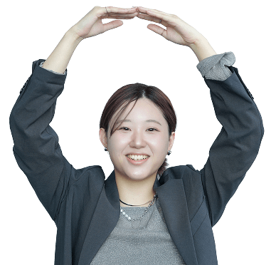 女性スタッフが腕で大きなマルを描いている写真