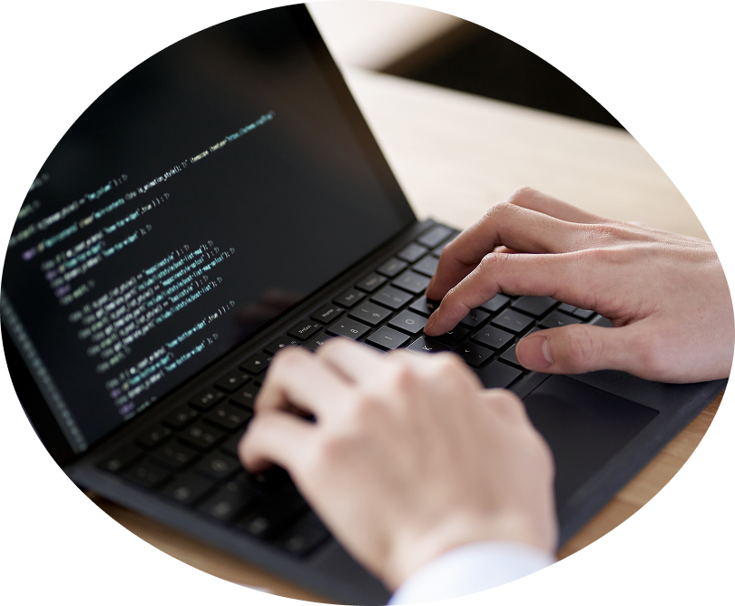 PCでコードを書いている様子