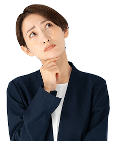 スーツ姿の女性が手を顎にあてながら上向きで考え事をしている様子