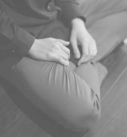 あぐらをかいている写真