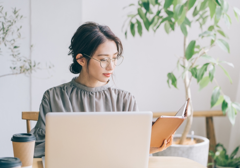 女性がパソコンを見ている